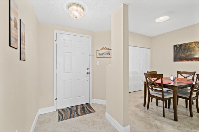 Building Photo - 601 Shorewood Dr