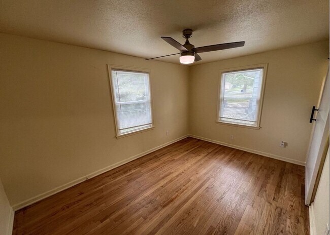 Building Photo - Stylish 2-Bed Home with Modern Kitchen & S...