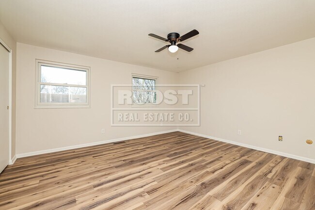 Building Photo - 2 Bed 1 Bath Apartment Available in Springfield