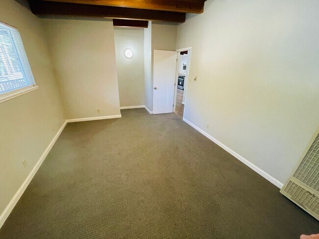 Building Photo - Pet friendly 2 bed 1 bath apartment for rent in South Lake Tahoe