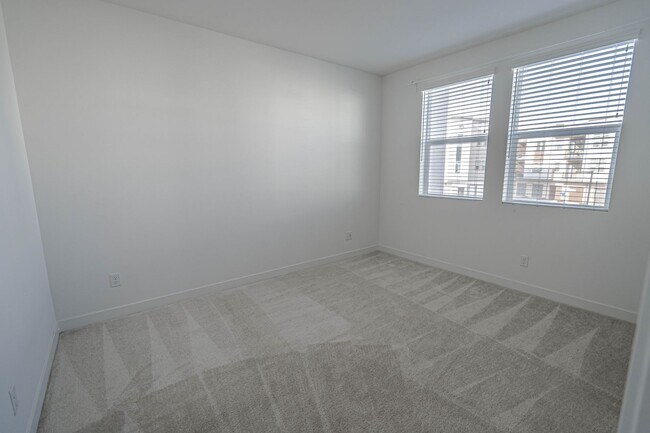 Building Photo - 3-Bedroom Condo with Solar Panels & Commun...