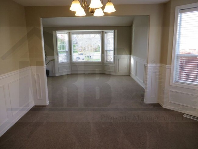 Building Photo - Gorgeous 4 bedroom House in a highly desir...
