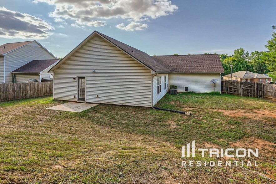 Building Photo - 1476 Steam Engine Way NE