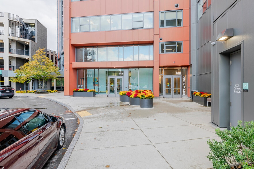 Building Photo - 812 Memorial Dr