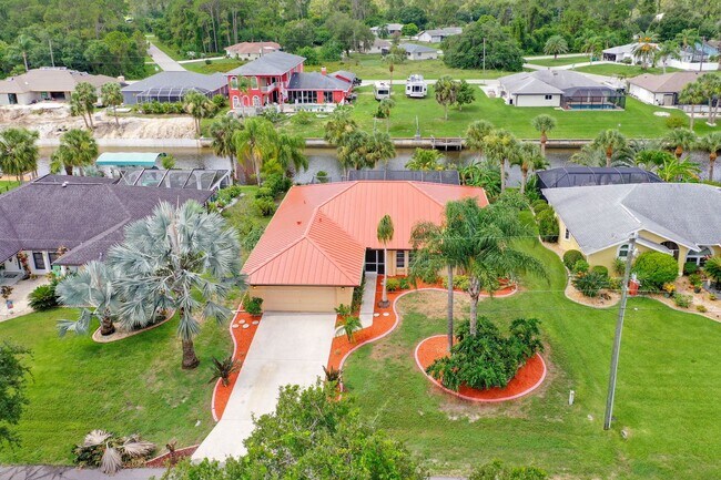 Building Photo - Port Charlotte Waterfront Pool Home - Grea...