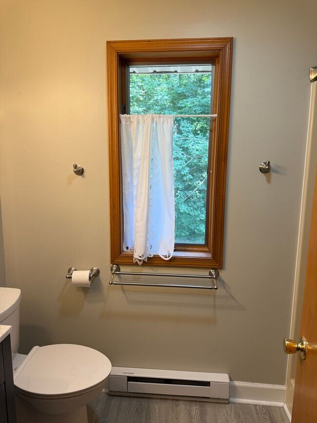 Building Photo - 1531 E Strohm Dr