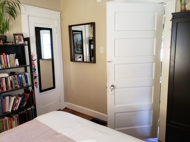 other side of middle bedroom - 207 E Vermilya Ave