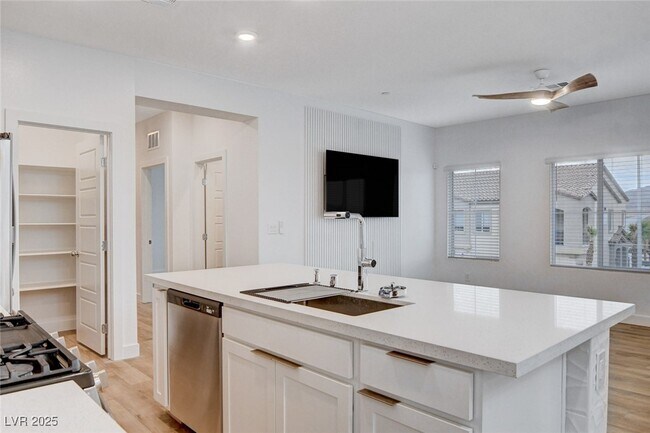 Building Photo - 237 Callen Falls Ave