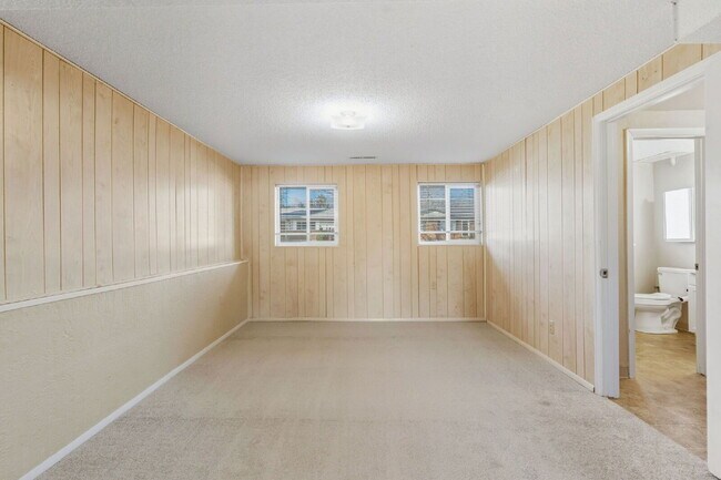 Building Photo - 1549 Sanderson Ave