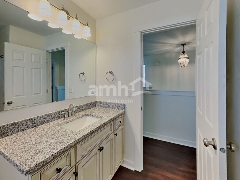 Building Photo - 10647 Avalon St