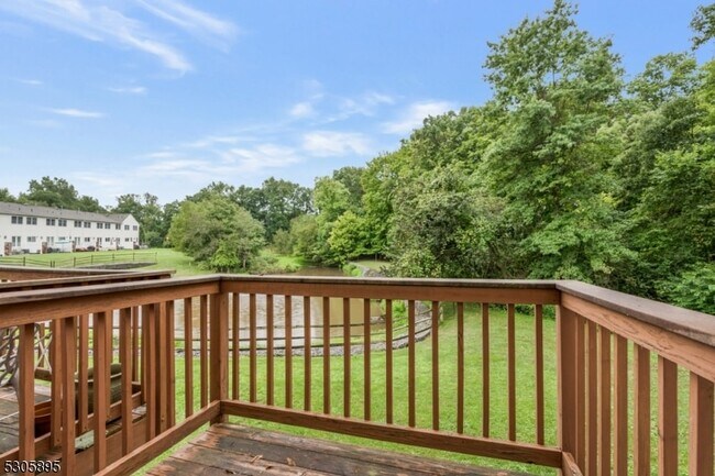 Building Photo - 5 Hidden Pond Ct