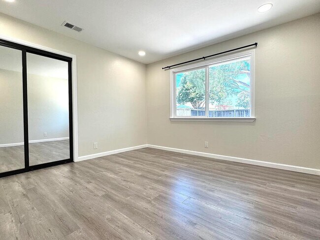 Building Photo - 908 Live Oak Dr
