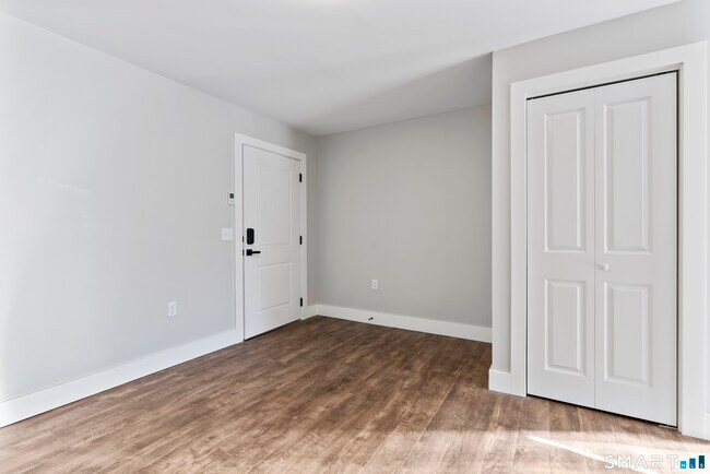 Building Photo - 969 Hopmeadow St