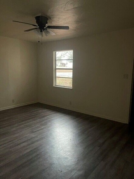 Building Photo - 1305 Cope Dr