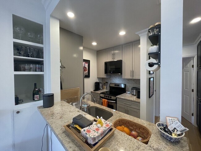 Building Photo - 49 Warren Ave