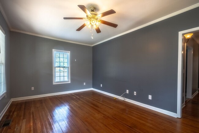 Building Photo - Cute home in Burlington with a fenced in b...