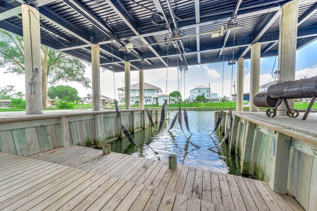 Building Photo - 302 Palm Dr