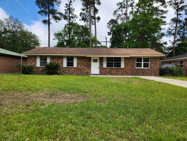 Building Photo - Stunning 4 bedroom, 2 bathroom home locate...
