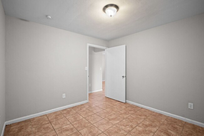 Building Photo - 1604-1608 Oak Dr