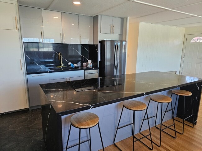 Building Photo - 3-Beds, 1.5-Bath Apartment with One tandem driveway parking space.