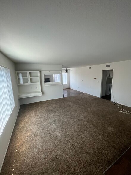 Primary Photo - R & B Acacia Apartments
