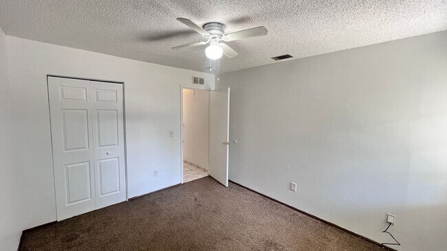 Building Photo - 2 Bedroom/1 Bath Townhome in Orlando!