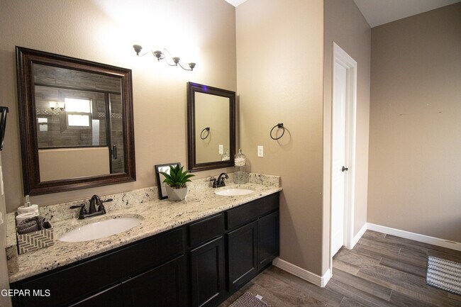 Building Photo - 13438 Everingham St