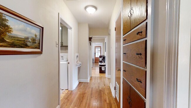 Building Photo - Gorgeous and updated home in Heart of Auburn