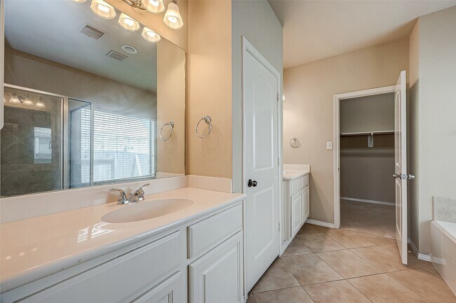 Building Photo - 16010 Juniper Shores Dr