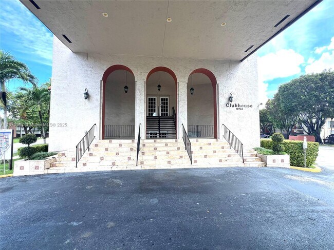 Building Photo - 10822 N Kendall Dr