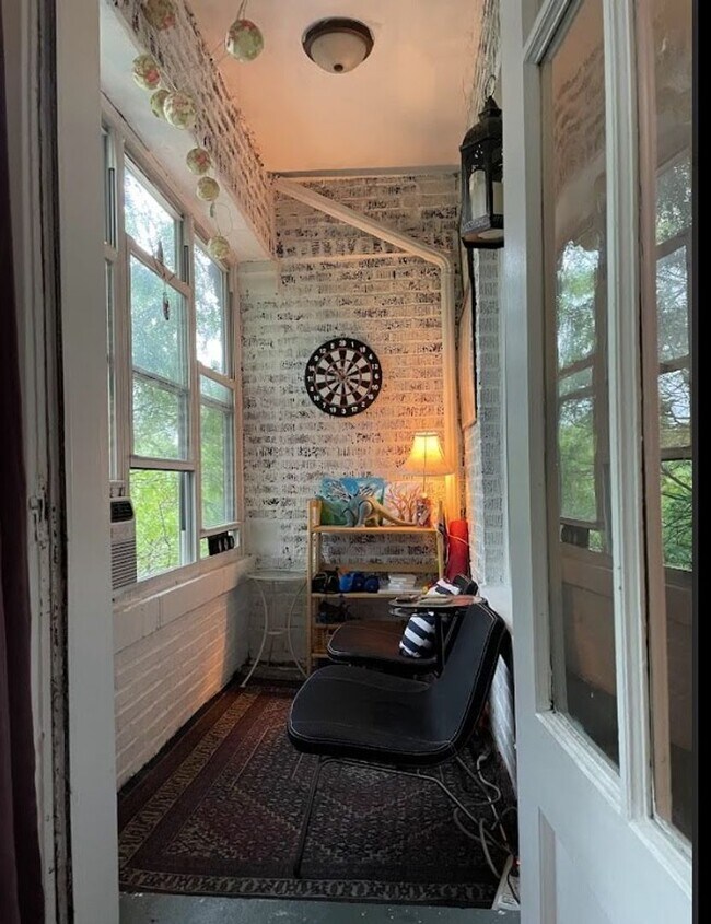 Building Photo - Lincoln Square / Ravenswood - 2 Bed / 1 Bath - Heat Included