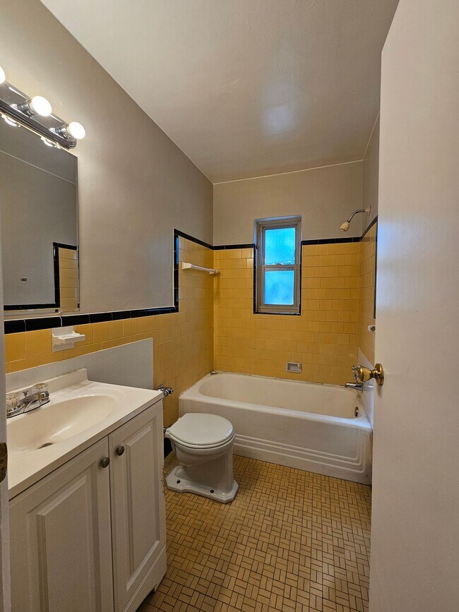 Building Photo - Charming Large 1 Bedroom in the Heart of the City