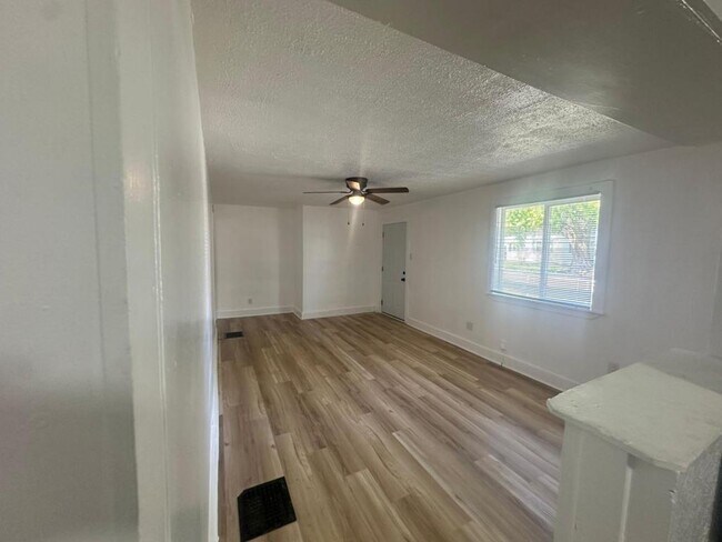Building Photo - 3006 S Hackley St