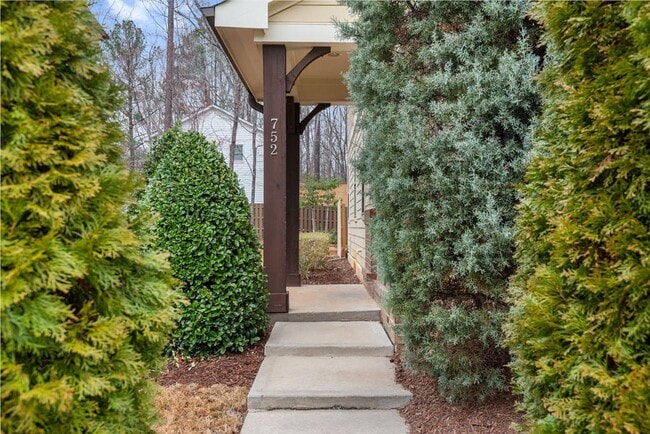 Building Photo - End Unit Townhome Available in Apex!