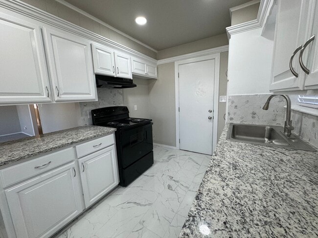 Building Photo - Gorgeous 4 bedroom 2 bathroom home in Broken Arrow