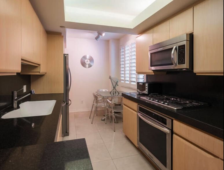 Kitchen - Stove - Micro - 171 N Church Ln