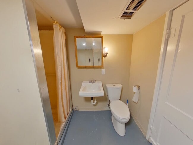 Building Photo - 2BR | All Bills Paid | Near College Hill Area