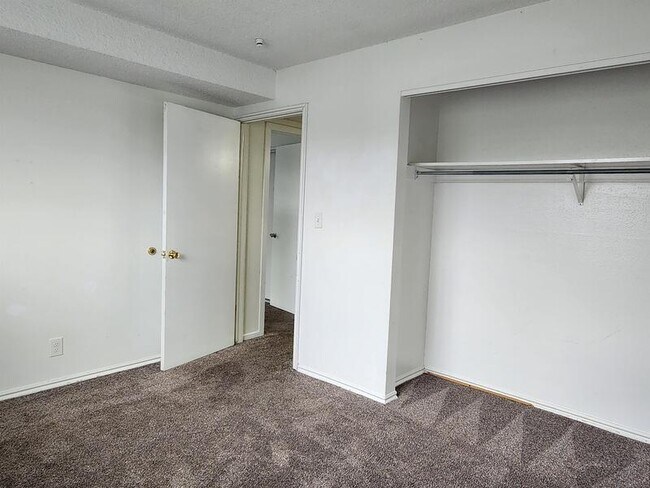 Building Photo - 2590 Robin Rd