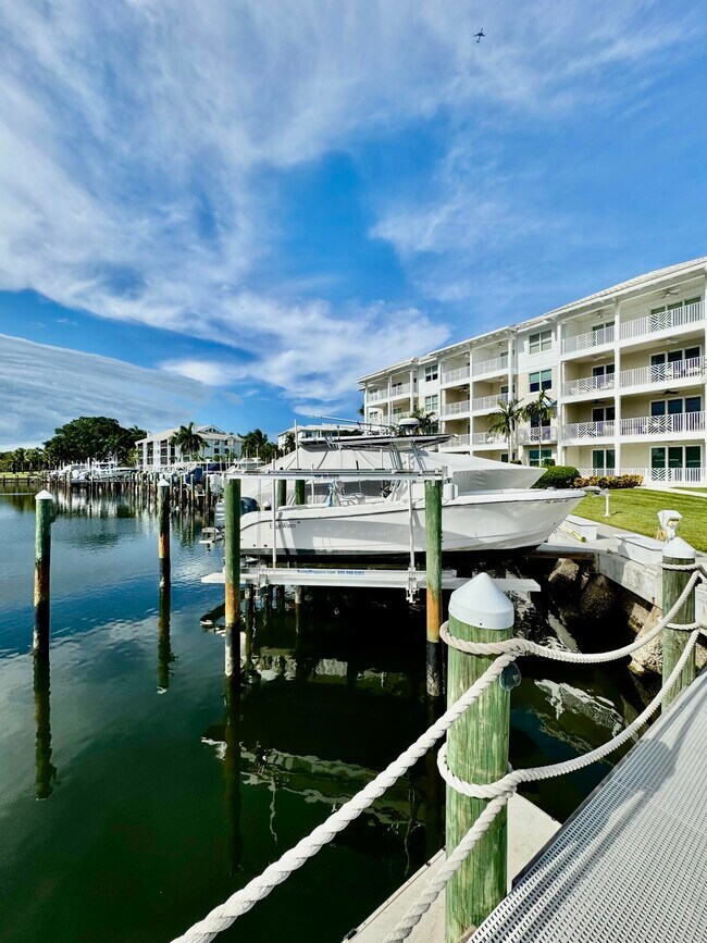 Building Photo - 341 Bay Colony Dr N