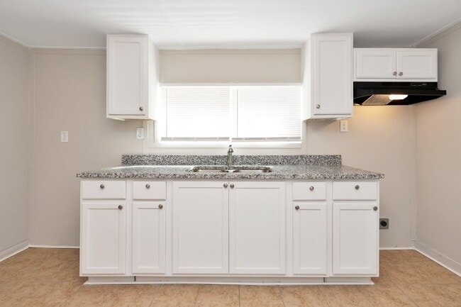 Building Photo - Newly Renovated Beauty in Pinson!