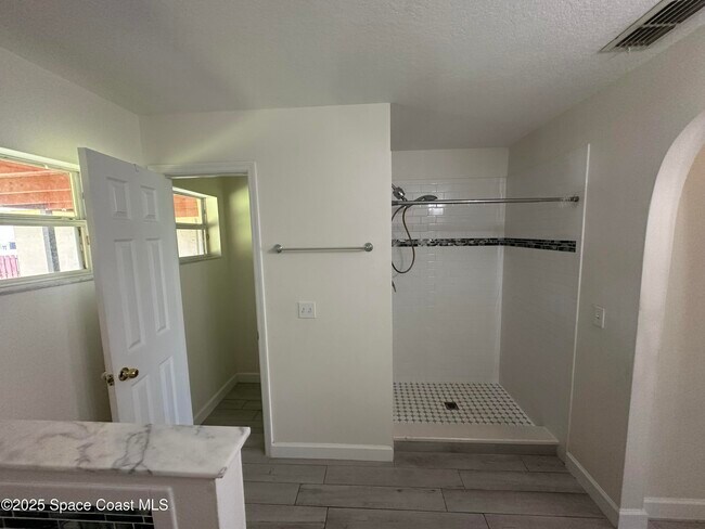 Building Photo - 930 Sable Cir SE