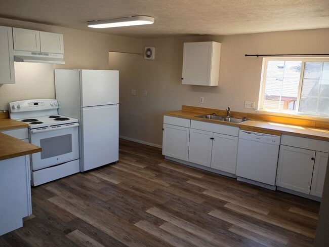 Building Photo - NE Spokane 2 bedroom apartment (Fresh paint and flooring)
