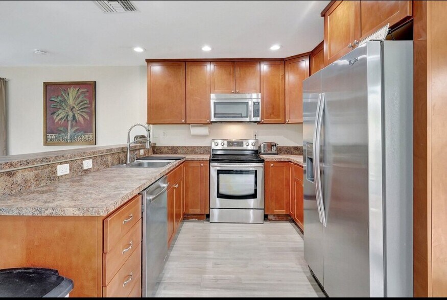 Building Photo - 16360 N Oleander Dr