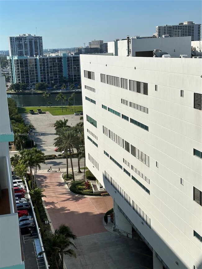 Building Photo - 3725 S Ocean Dr