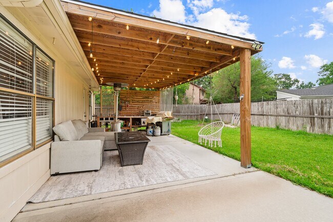 Building Photo - 3326 Lakeland Gardens Dr