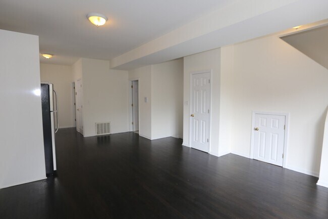 Building Photo - 2438 N Ashland Ave