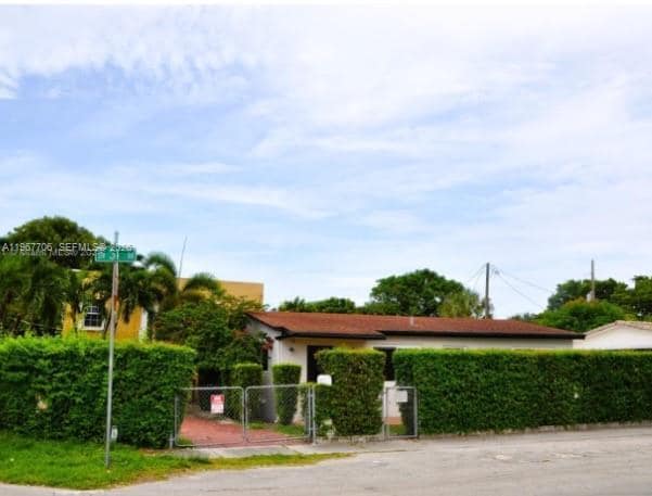 Building Photo - 2401 SW 31st Ave