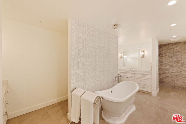 Building Photo - 300 N Swall Dr
