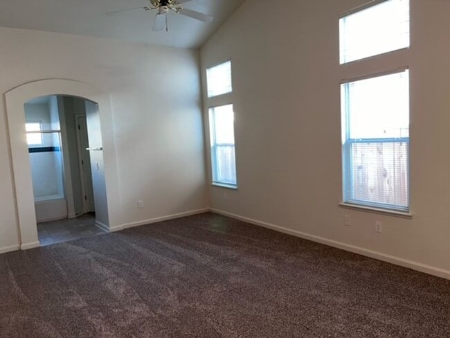 Building Photo - Spacious single level home with central he...