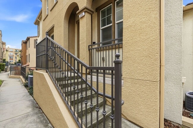 Building Photo - Spacious 2BR/2BA End-Unit Condo for rent in Warm Springs – Montebello Community